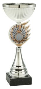 2001FG047 Sieger Pokal mit Kunstharzmotiv u. Emblem inkl. Gravur | Serie 5 Stck.